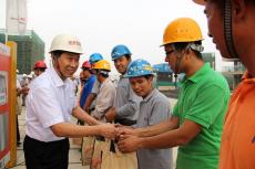 江蘇省住建廳領(lǐng)導(dǎo)慰問(wèn)集團(tuán)萬(wàn)科九都薈項(xiàng)目