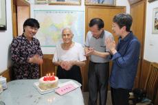 集團(tuán)黨委、工會(huì)為百歲離休老人祝壽