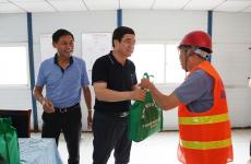 省住建廳、省建設(shè)工會領(lǐng)導(dǎo)蒞臨集團(tuán)燕子磯新城保障房項目部開展“三送”慰問活動